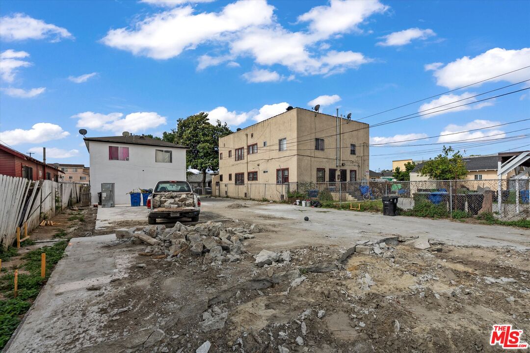 633 W 75th St