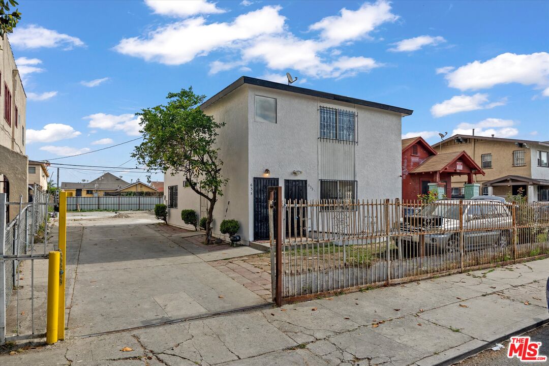 633 W 75th St