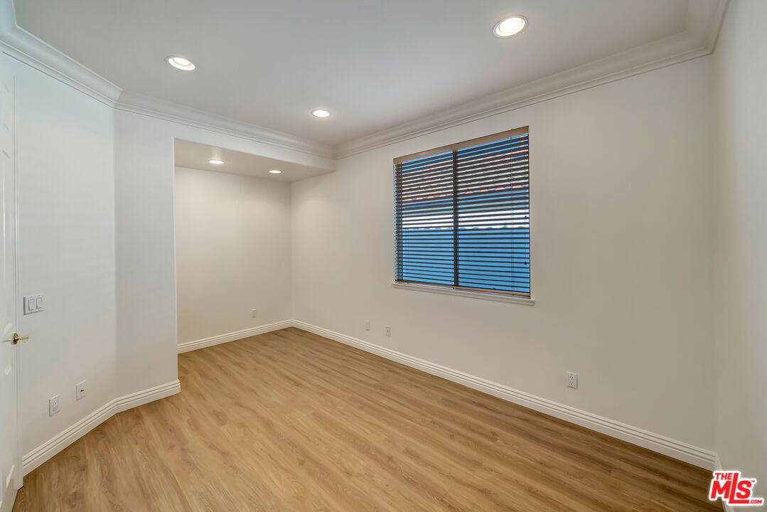 24819 Calle Cedro