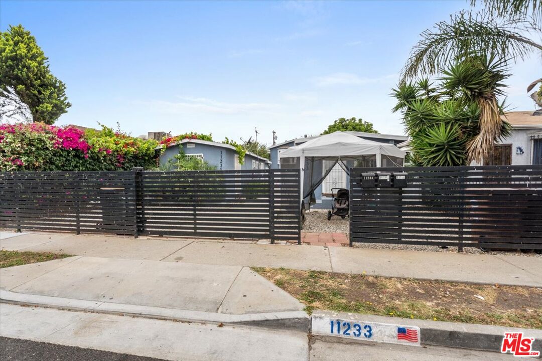 11233 Raymond Ave