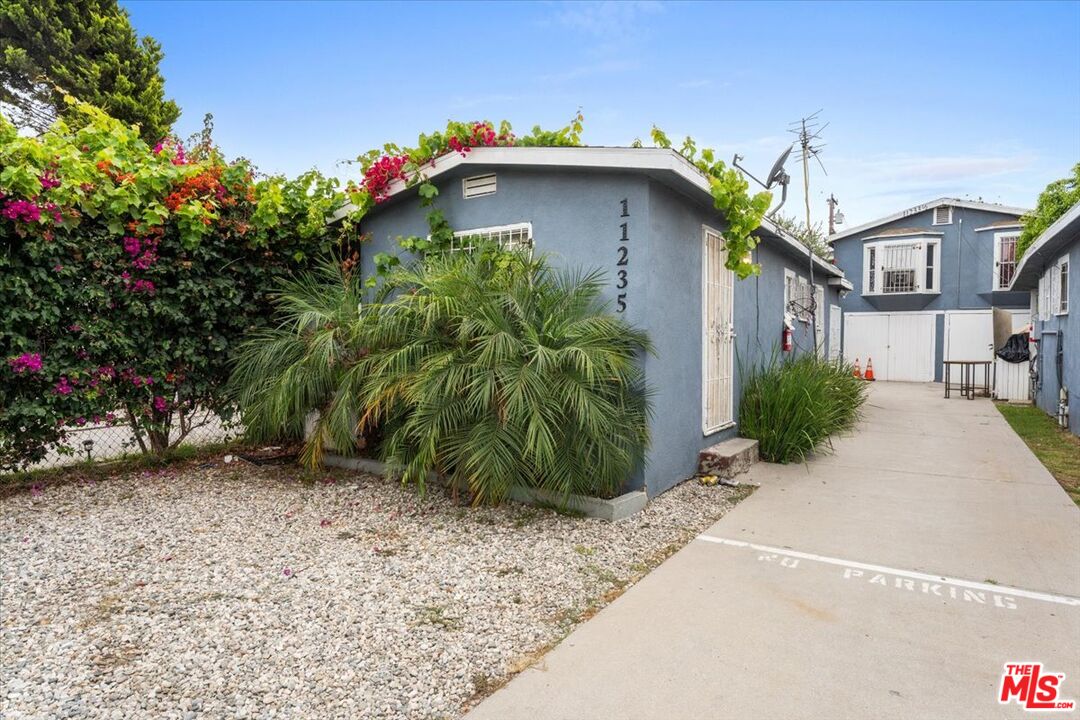 11233 Raymond Ave