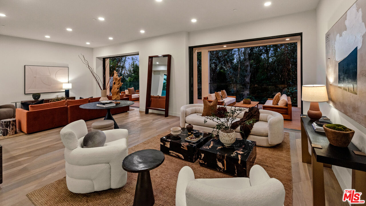 505 Barrington Ave Unit: 100
