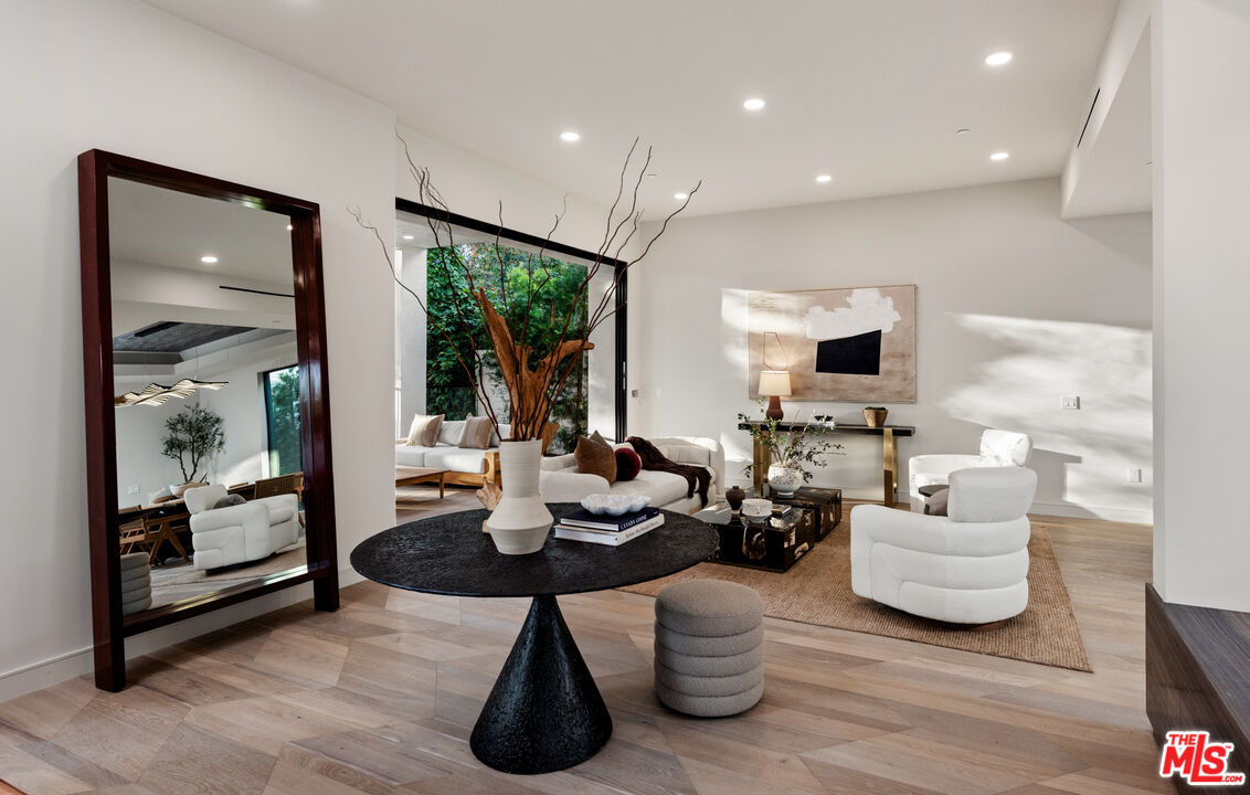 505 Barrington Ave Unit: 100