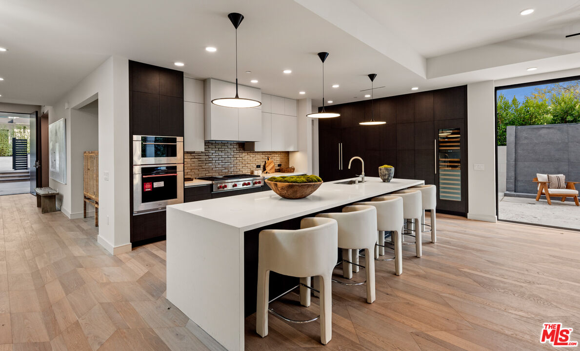 505 Barrington Ave Unit: 100