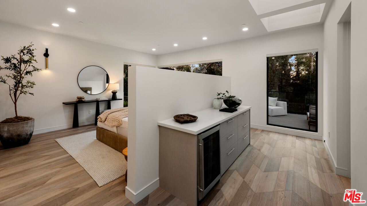505 Barrington Ave Unit: 100