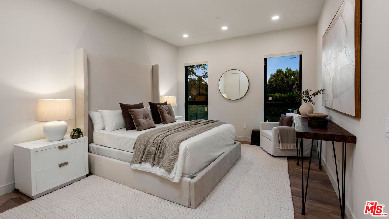505 Barrington Ave Unit: 100