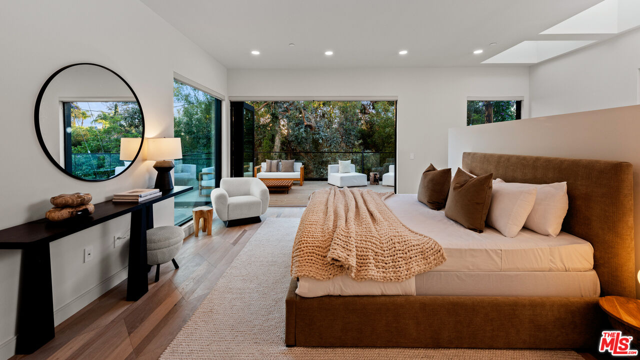 505 Barrington Ave Unit: 100