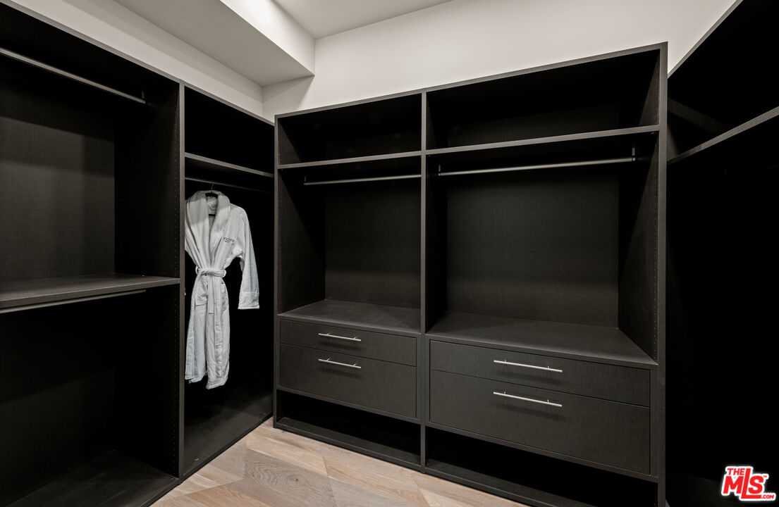 505 Barrington Ave Unit: 100
