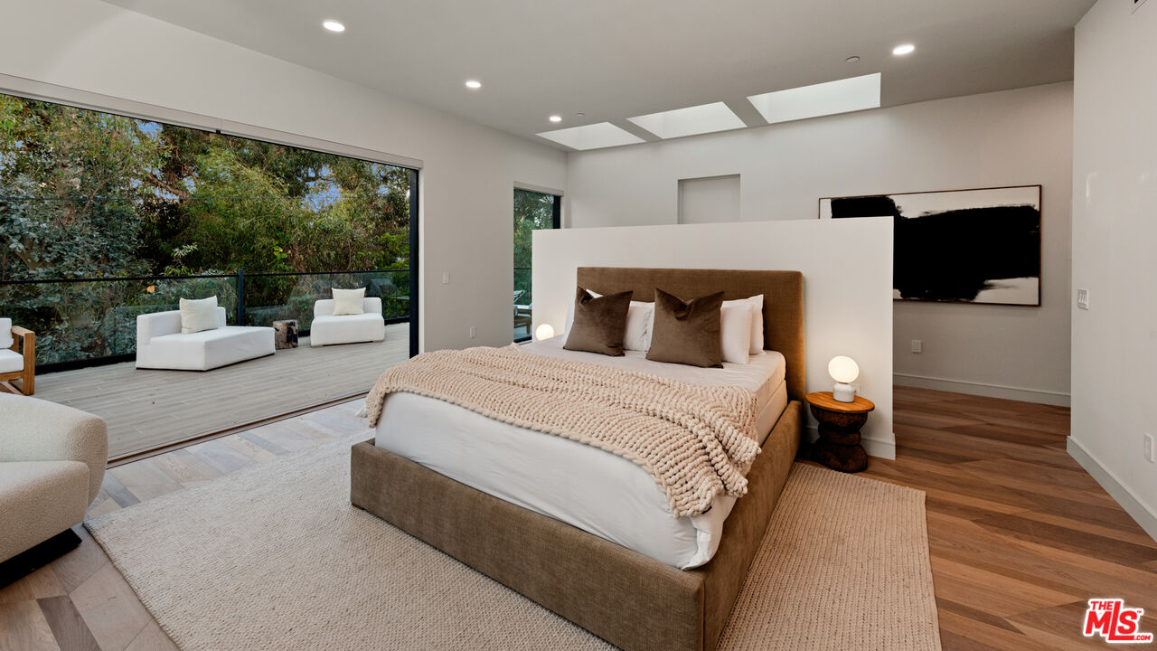 505 Barrington Ave Unit: 100