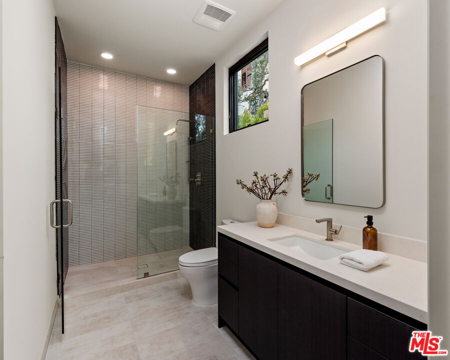 505 Barrington Ave Unit: 100
