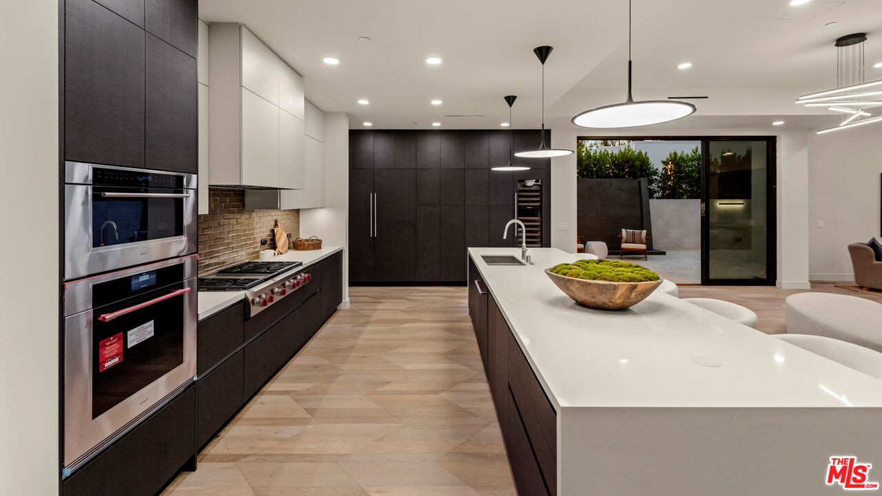505 Barrington Ave Unit: 100