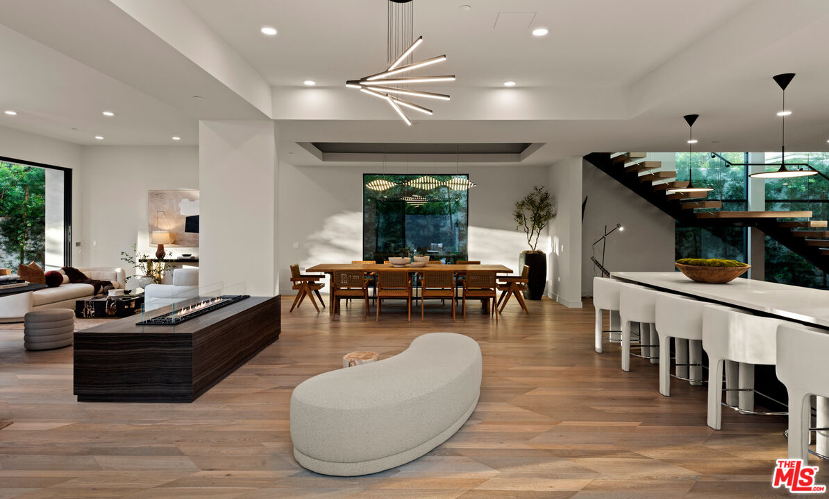 505 Barrington Ave Unit: 100