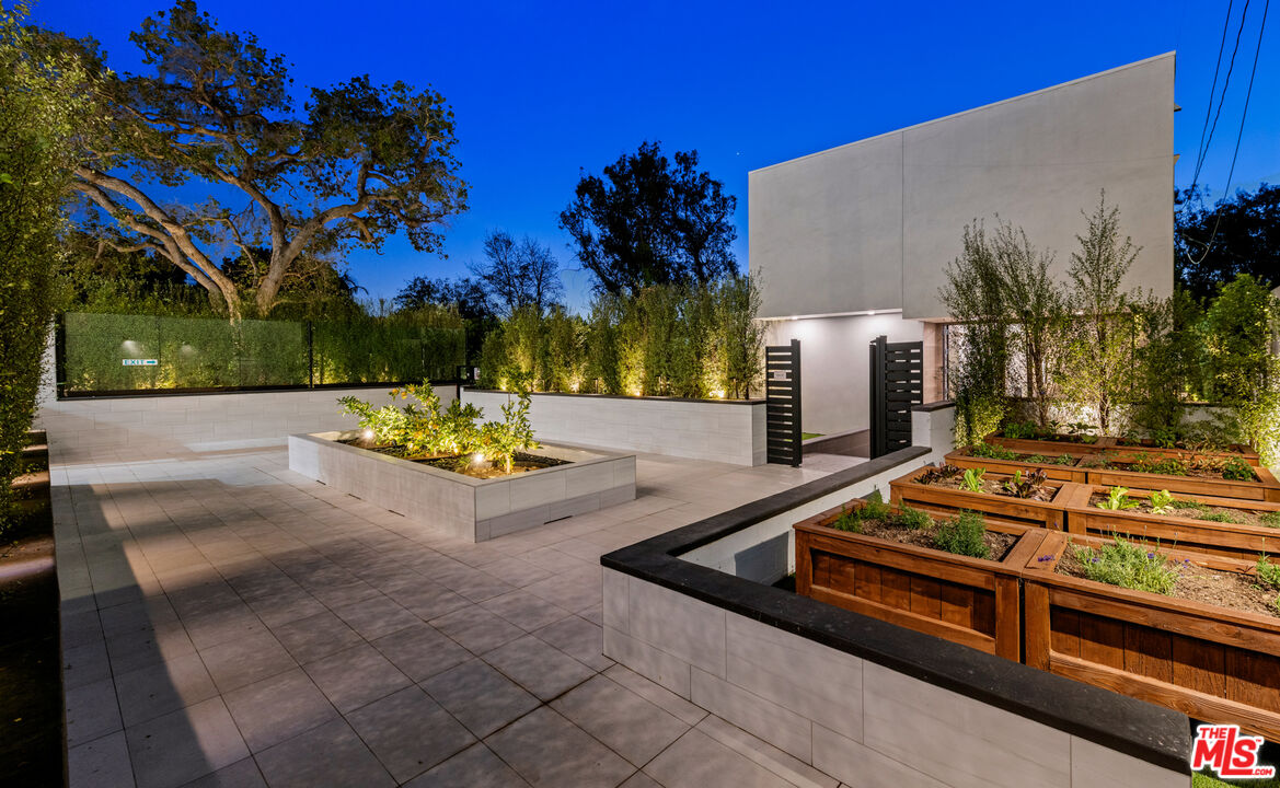 505 Barrington Ave Unit: 100