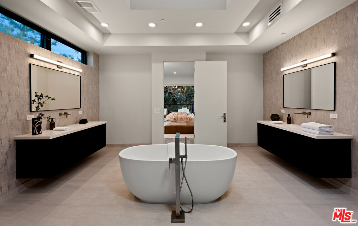 505 Barrington Ave Unit: 100