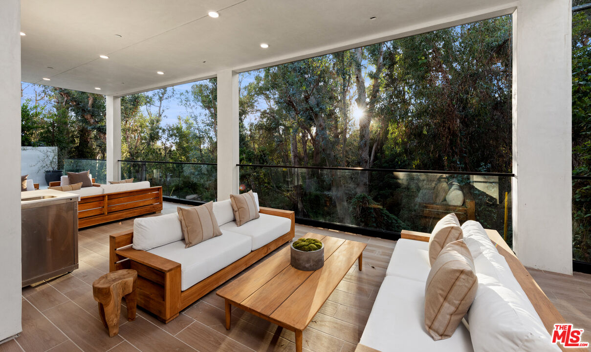 505 Barrington Ave Unit: 100