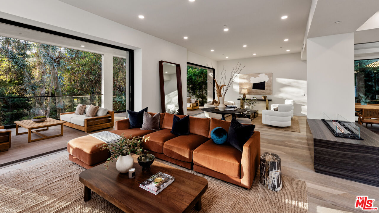 505 Barrington Ave Unit: 100