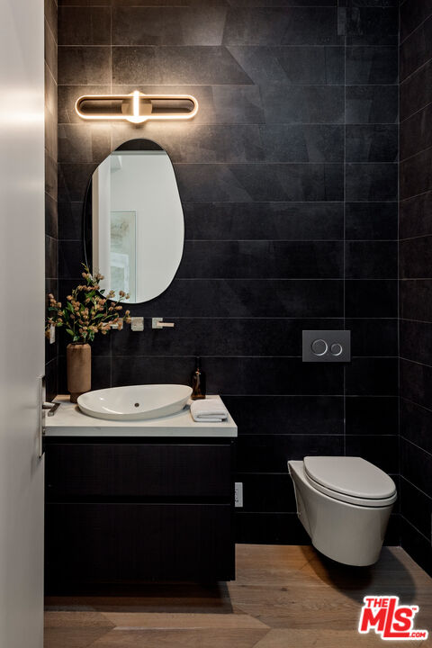 505 Barrington Ave Unit: 100