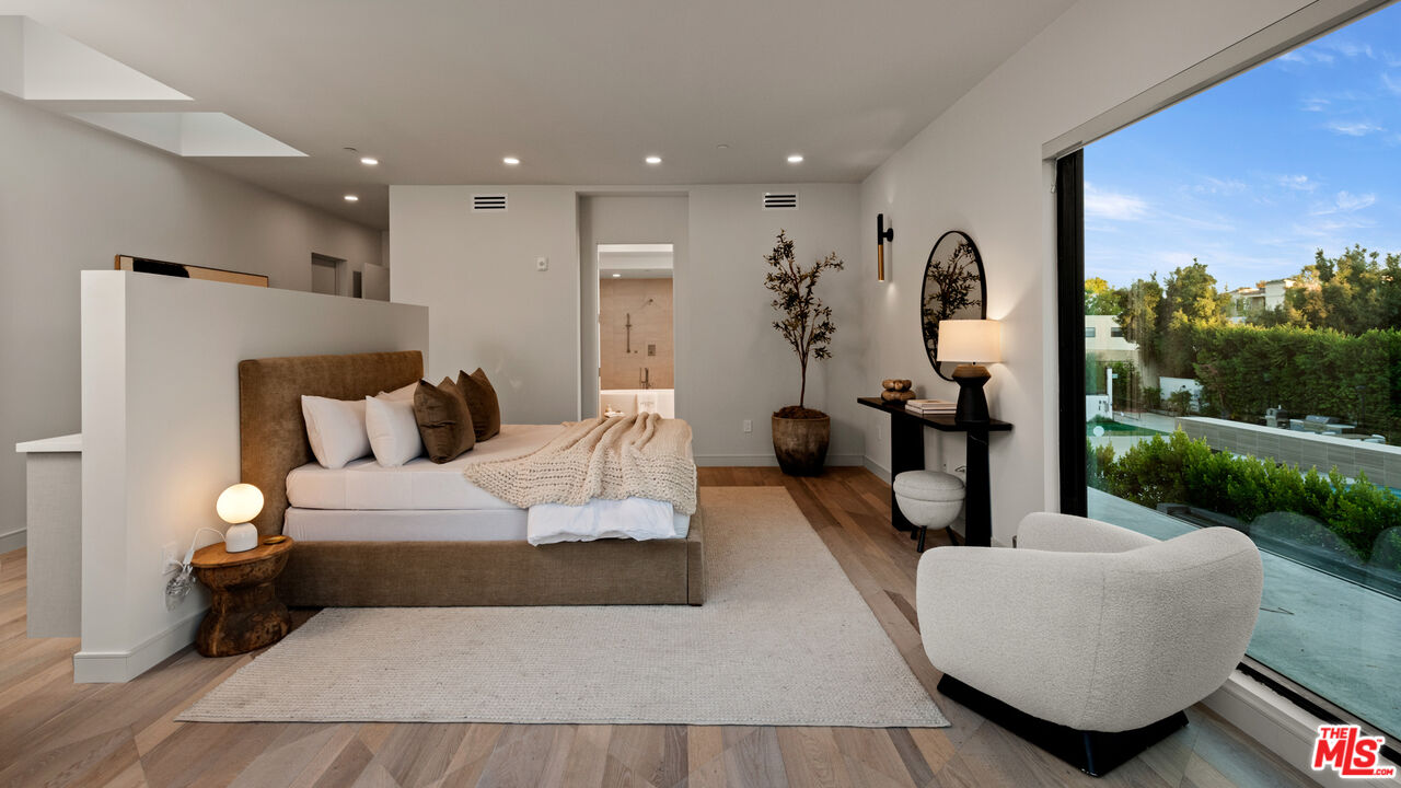 505 Barrington Ave Unit: 100