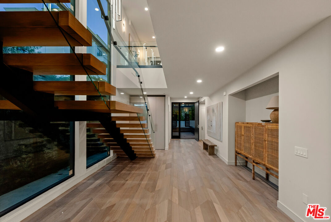 505 Barrington Ave Unit: 100
