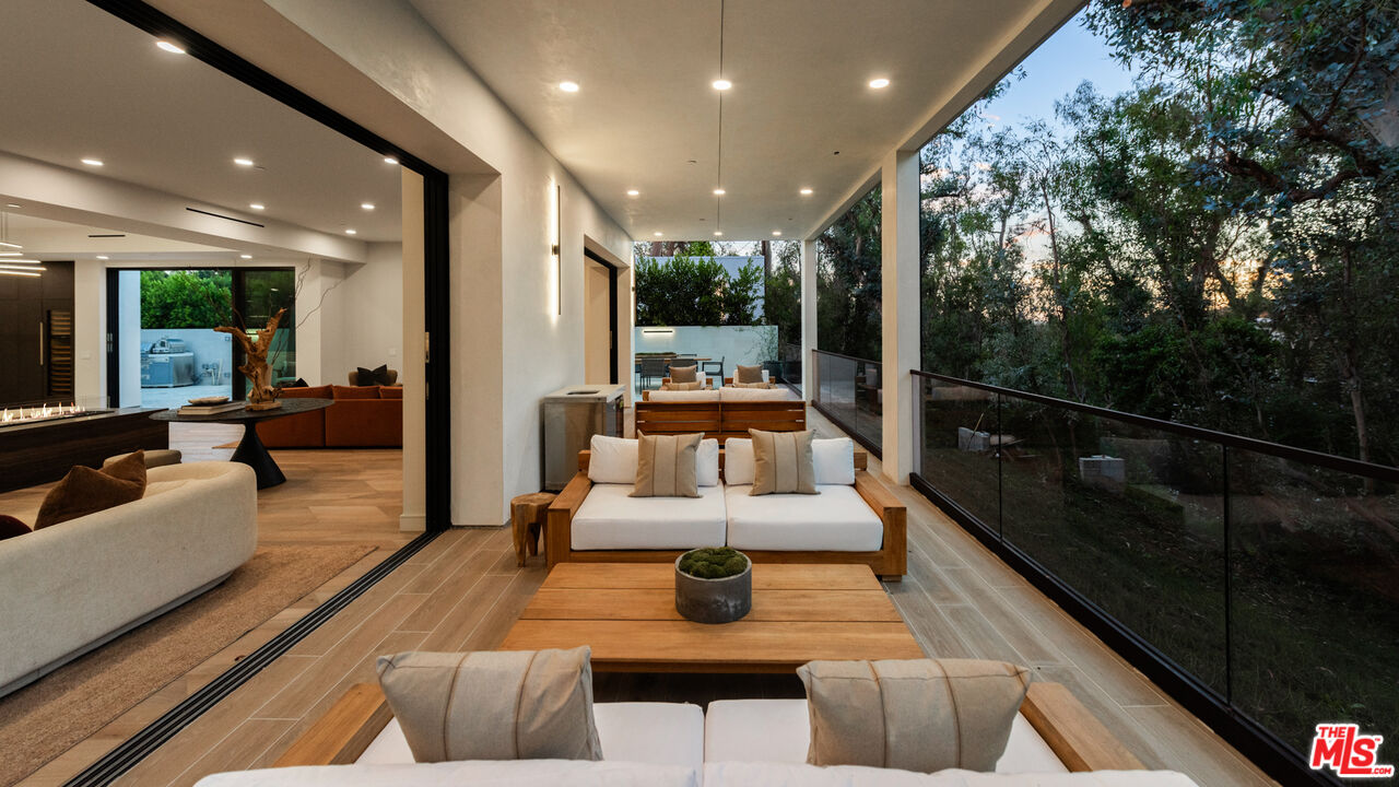 505 Barrington Ave Unit: 100