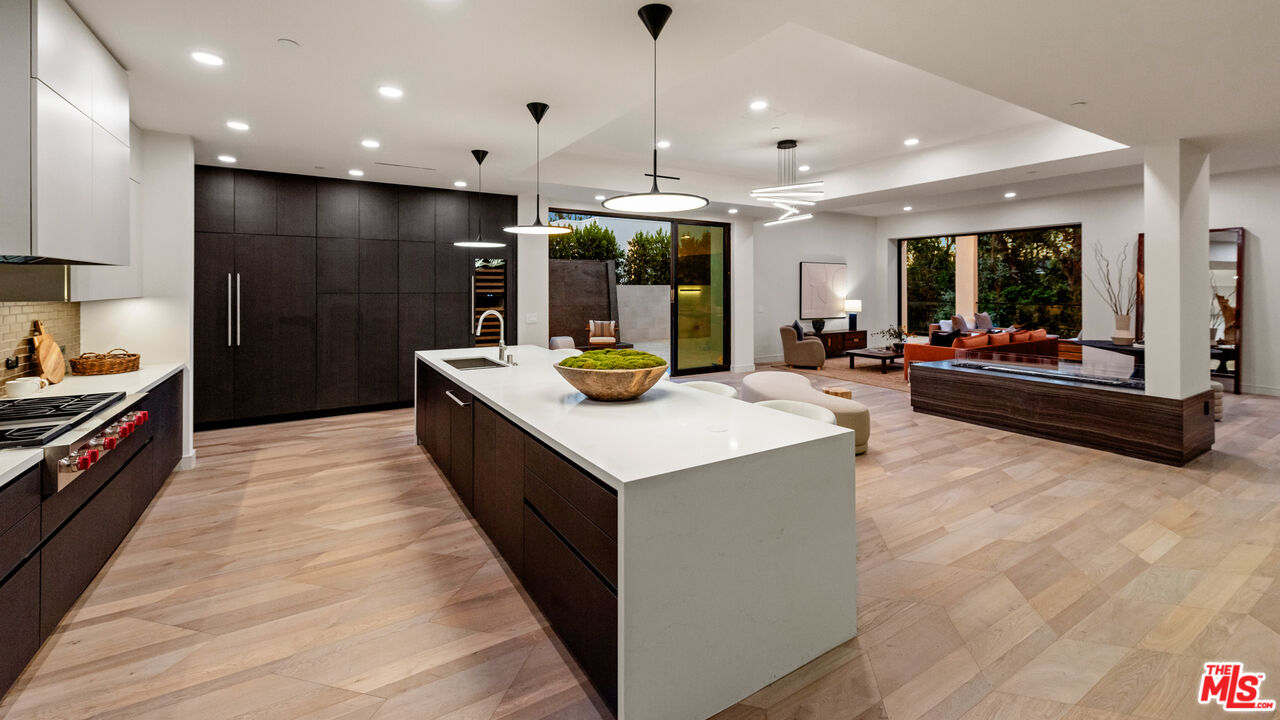 505 Barrington Ave Unit: 100