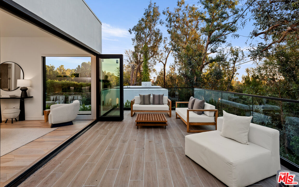 505 Barrington Ave Unit: 100