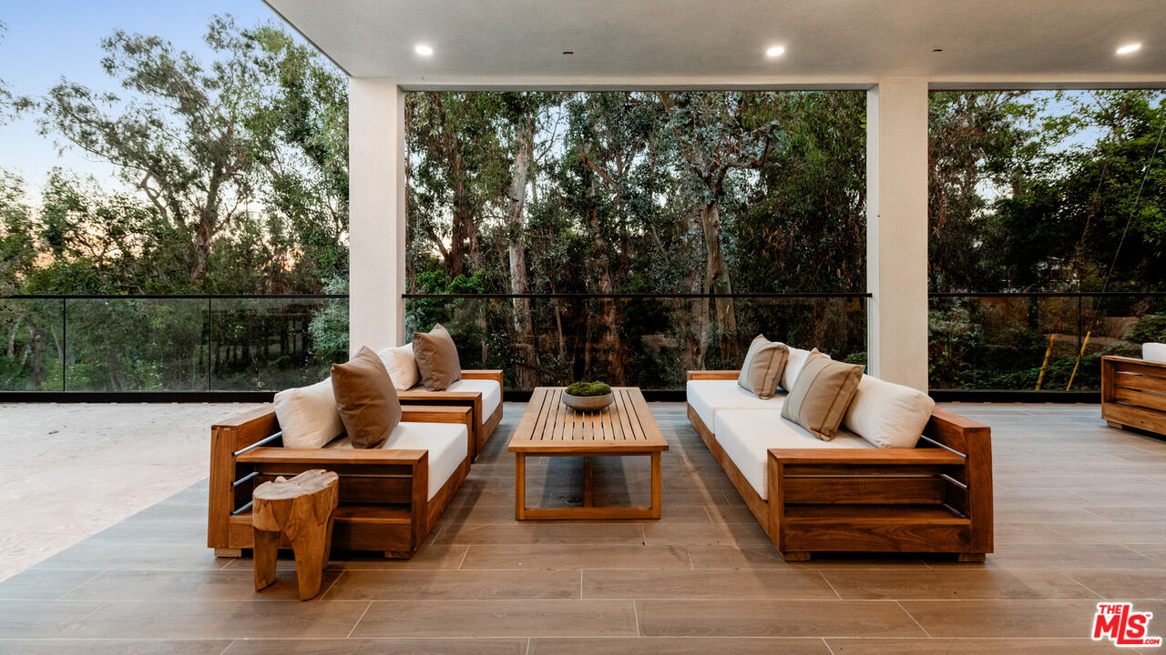 505 Barrington Ave Unit: 100