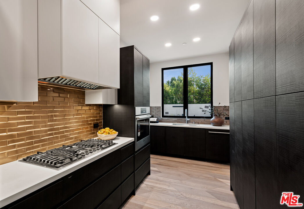 505 Barrington Ave Unit: 100