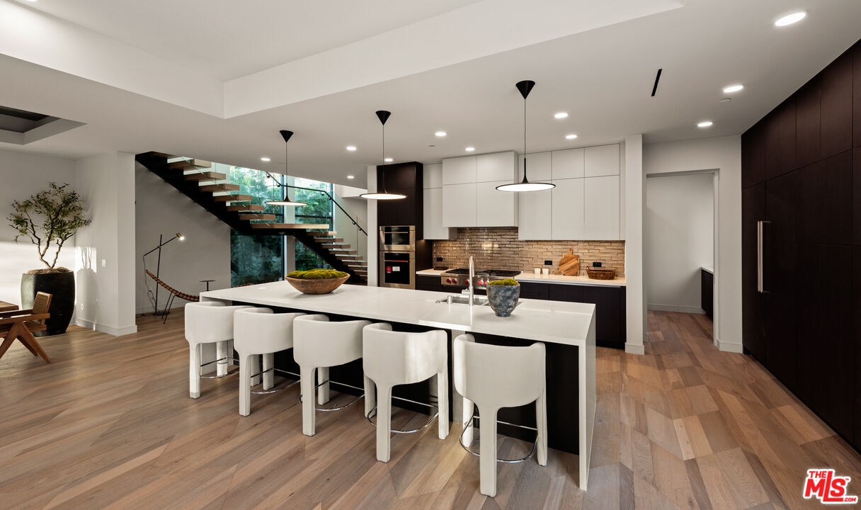 505 Barrington Ave Unit: 100