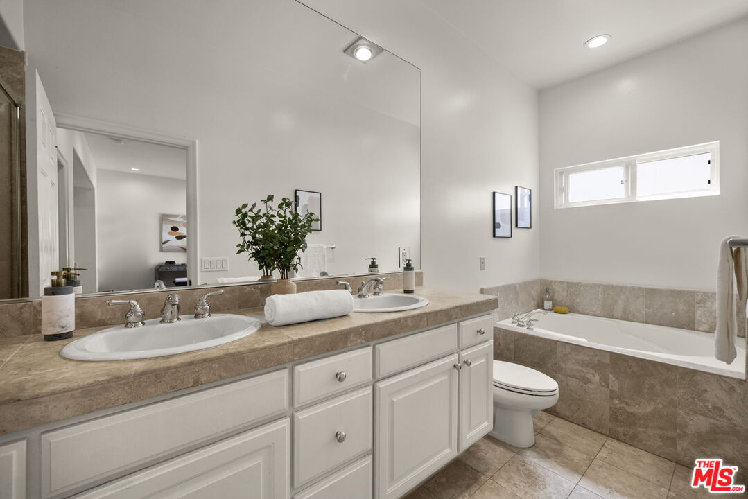 640 N Sweetzer Ave Unit: 8