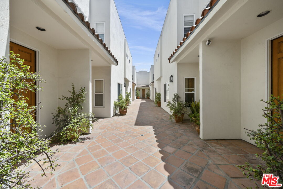 640 N Sweetzer Ave Unit: 8