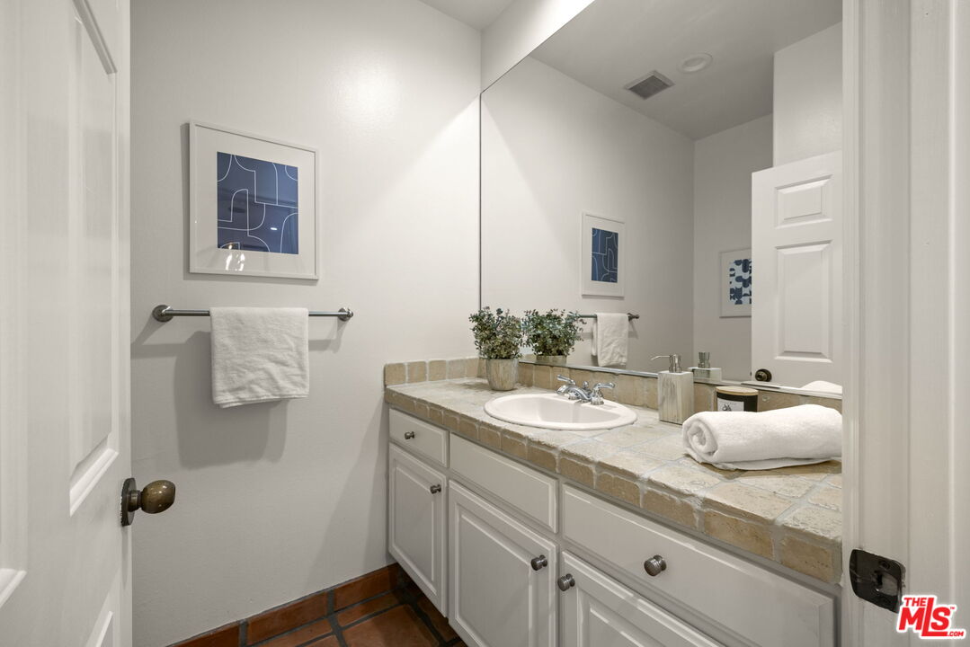 640 N Sweetzer Ave Unit: 8