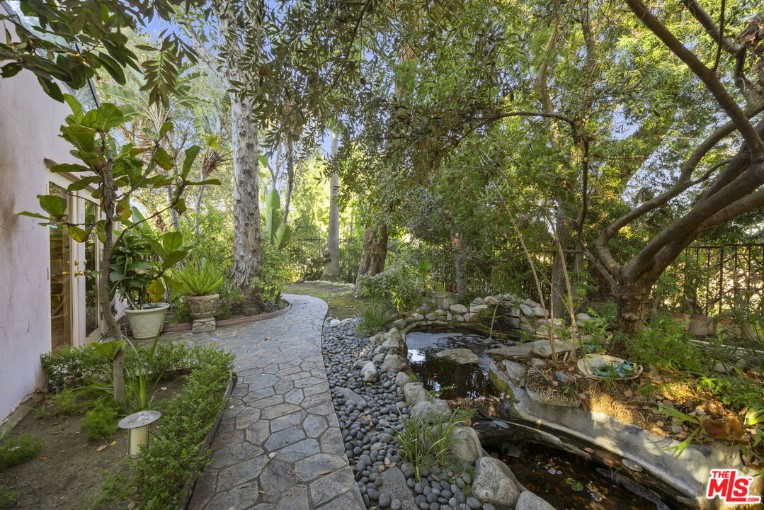 2980 Hollyridge Dr
