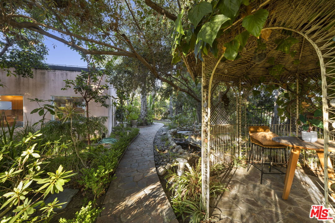 2980 Hollyridge Dr