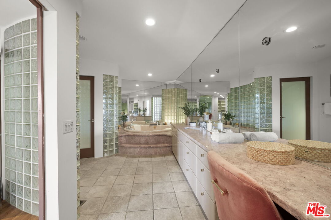2980 Hollyridge Dr