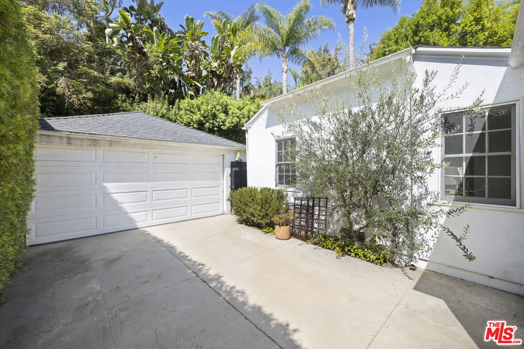 811 Warner Ave