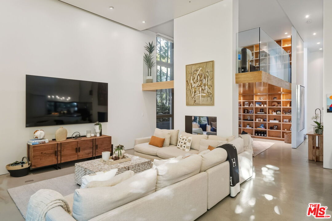 1849 FOX HILLS DR Unit: DOS