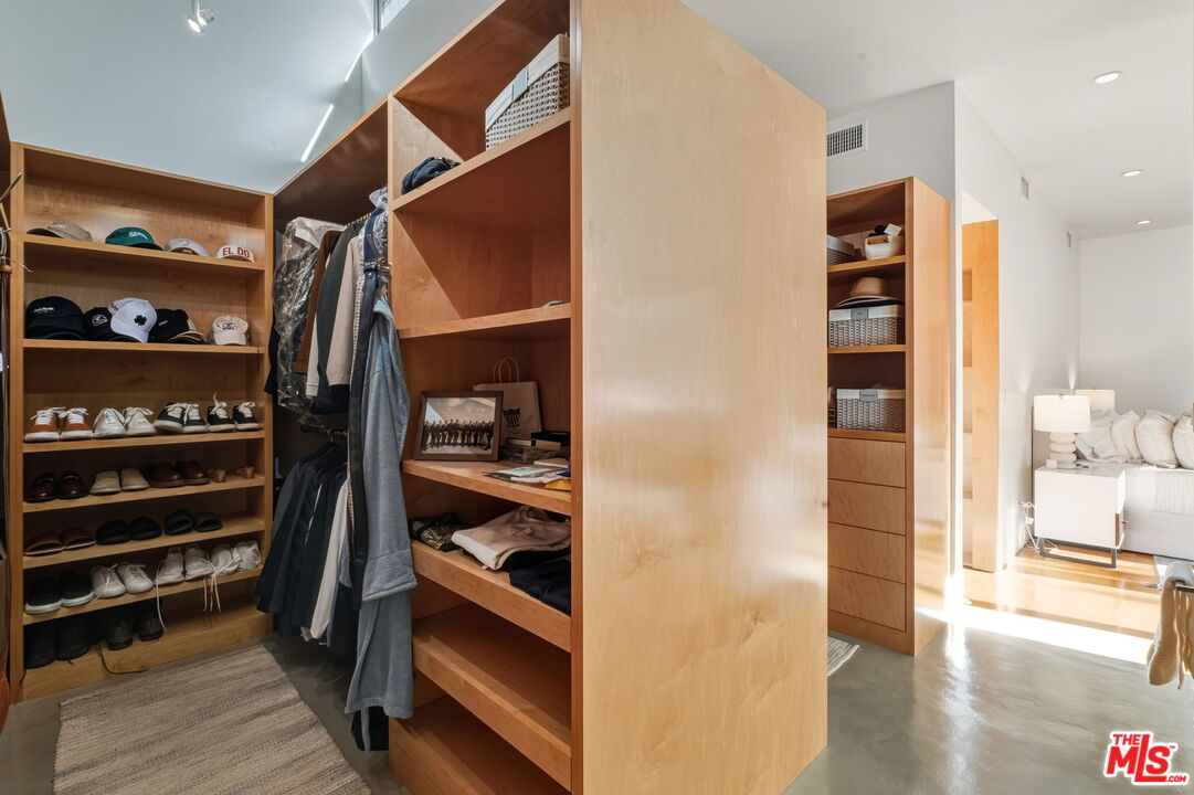 1849 FOX HILLS DR Unit: DOS