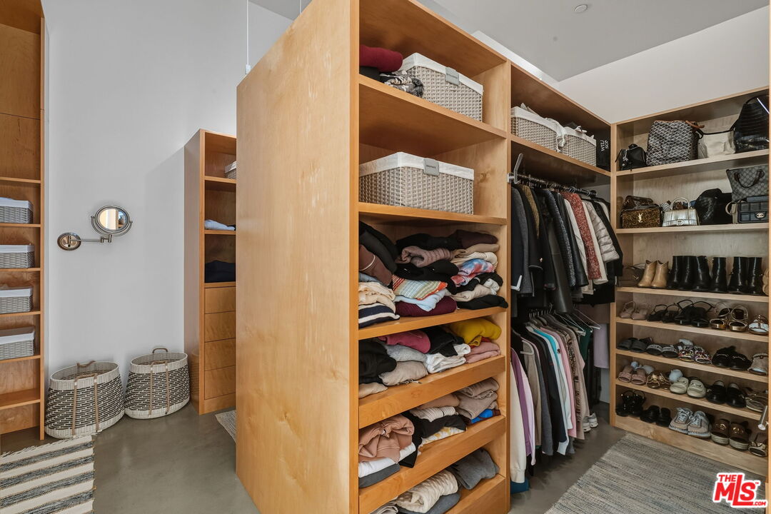 1849 FOX HILLS DR Unit: DOS