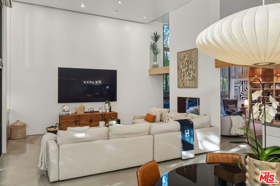 1849 FOX HILLS DR Unit: DOS