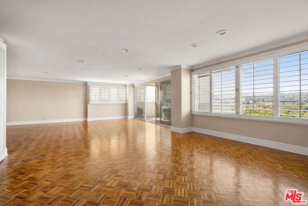 875 Comstock Ave Unit: 18E/F