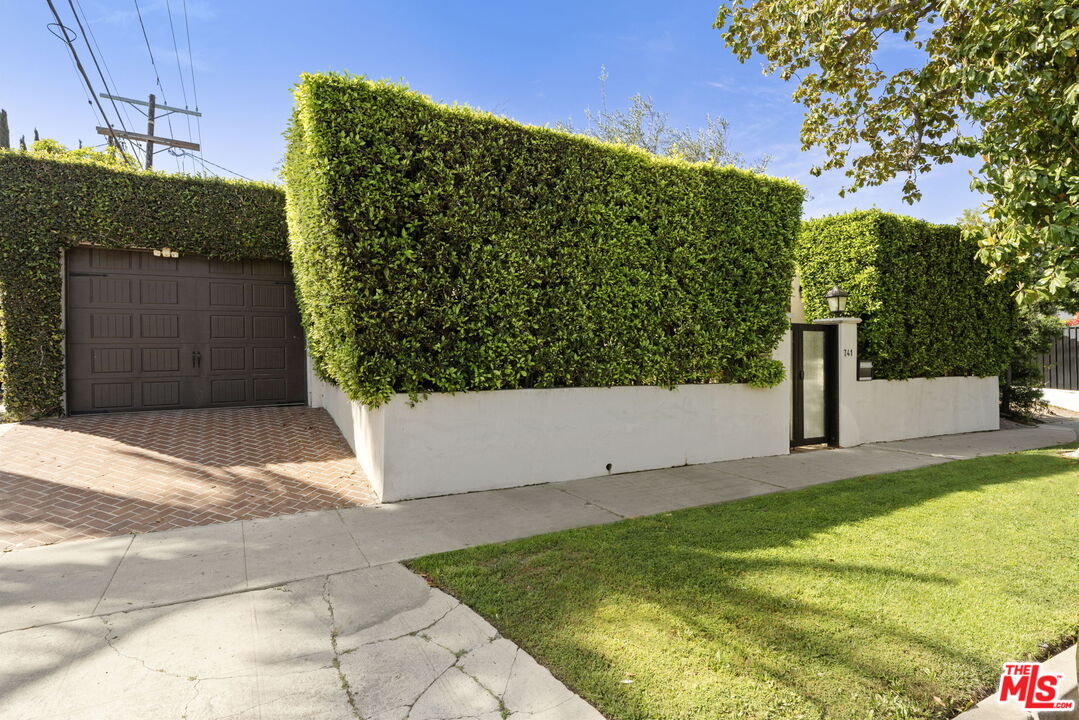 7416 Rosewood Ave