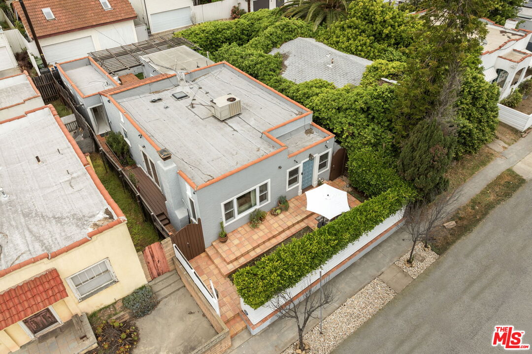 911 Superba Ave
