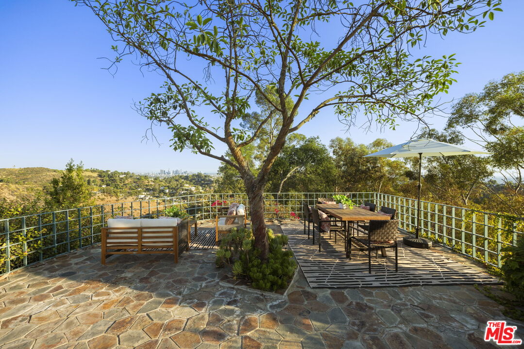 2980 Hollyridge Dr