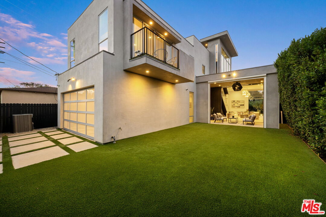 3613 Redwood Ave