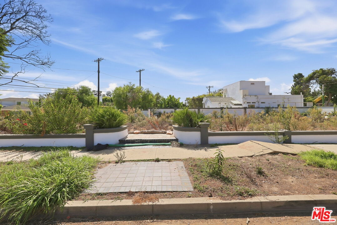 875 Chautauqua Blvd