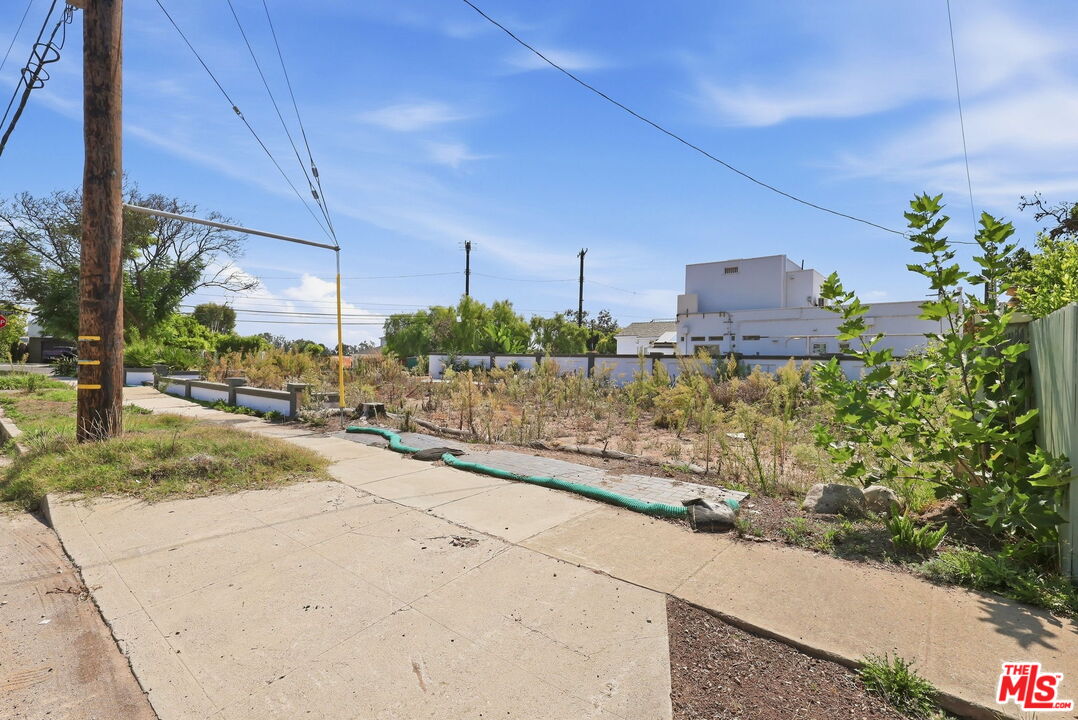 875 Chautauqua Blvd
