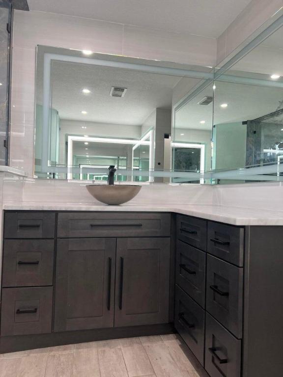 886 SW Curtis Street