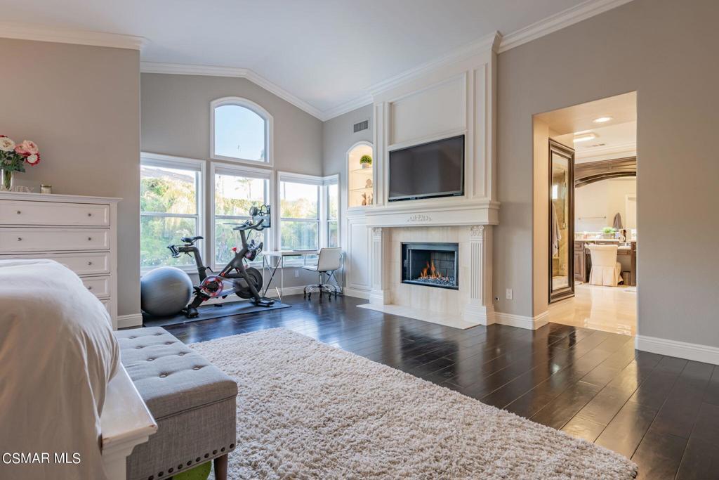 758 Larchmont Street