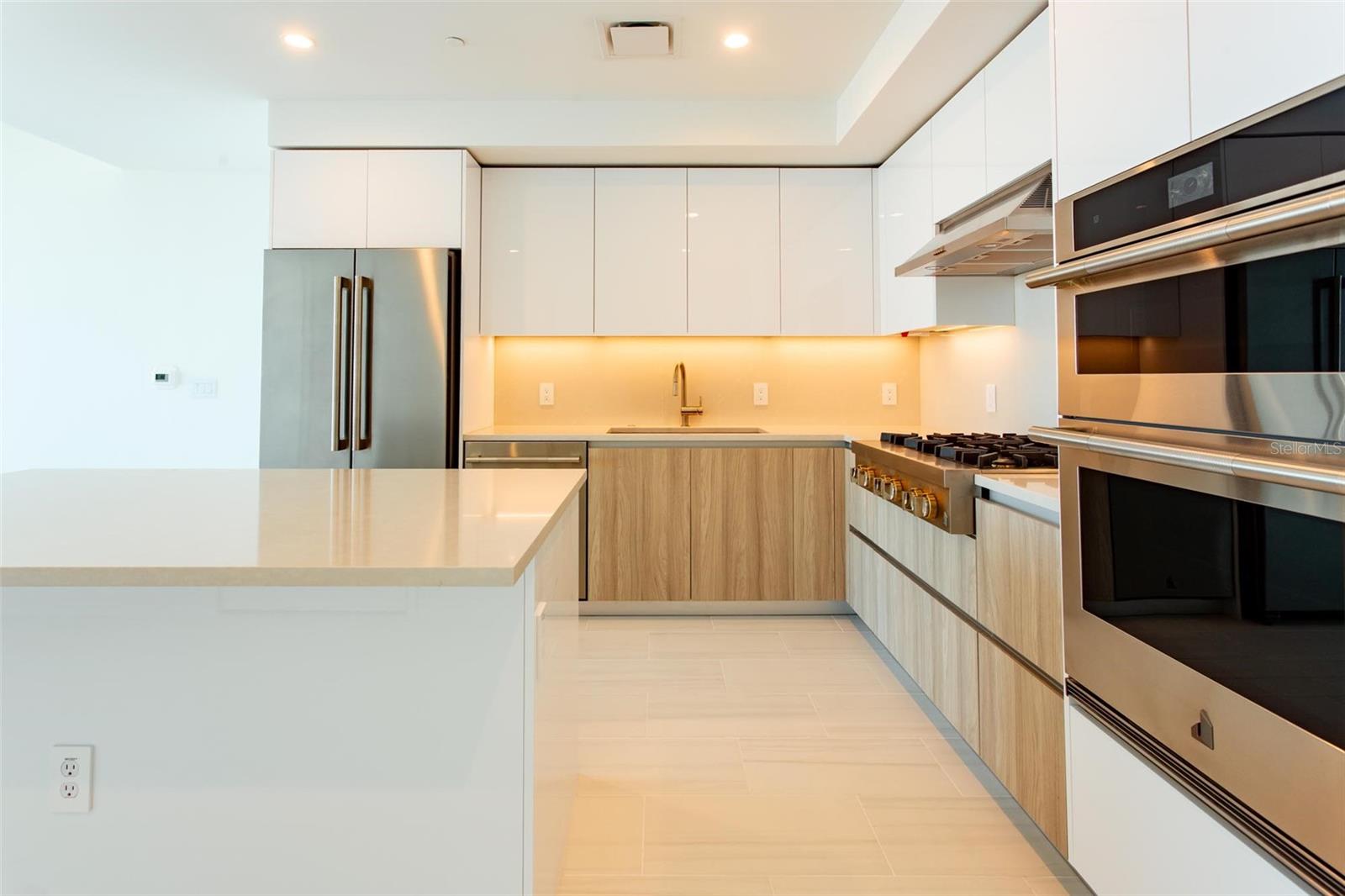 400 CENTRAL AVE #1008